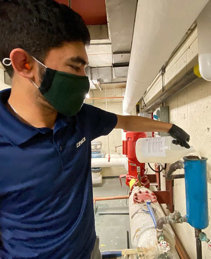 Un employé de Pace ajoute un tensioactif au réseau d'eau
